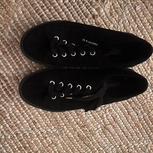 H&M black play form tennis shoes